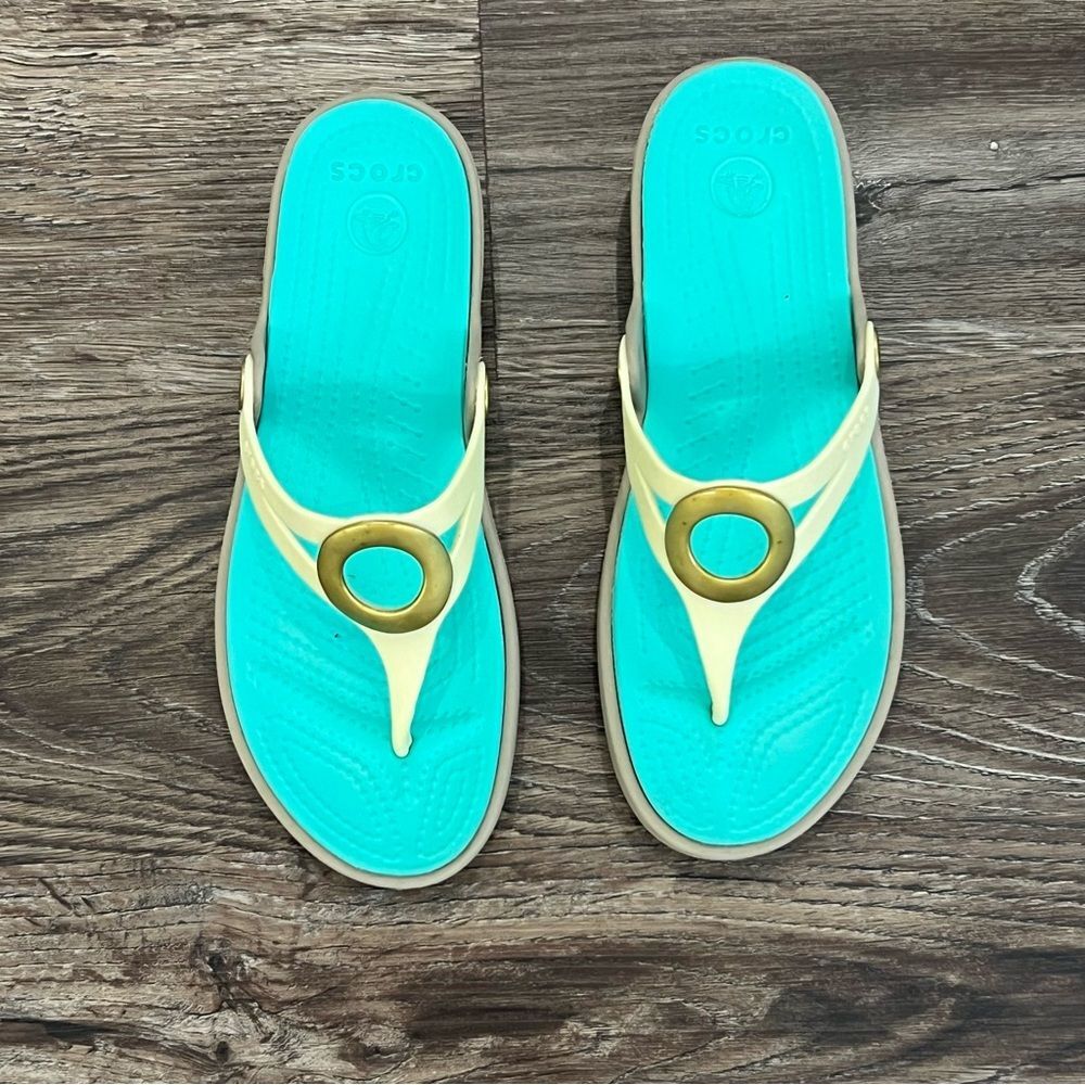Crocs‎ Women's Sanrah Faux Circle Ring Wedge Oyster/Island Green sz 7